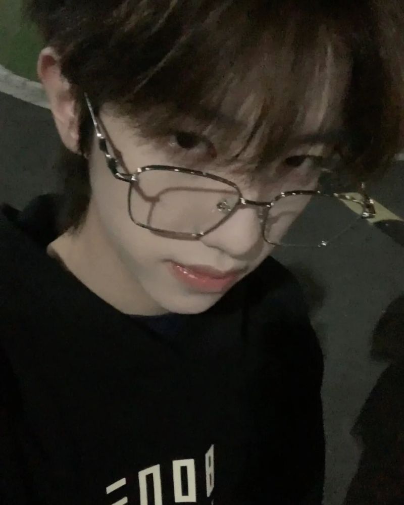 ảnh trai đẹp đeo kính tự sướng