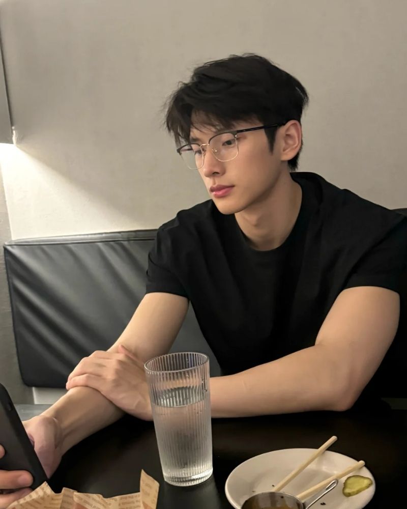 ảnh trai đẹp đeo kính uống nước