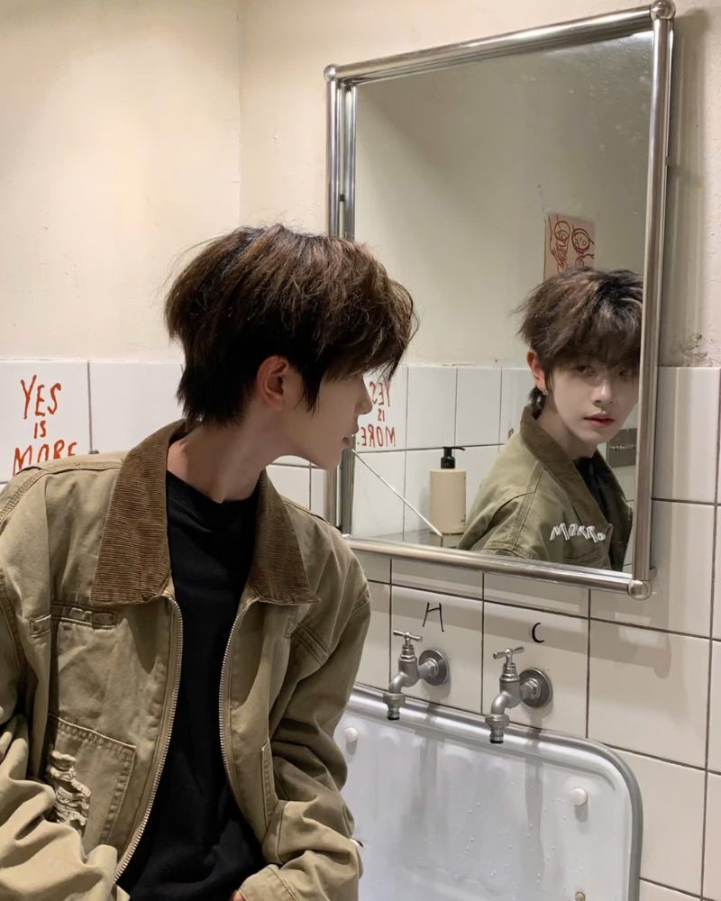 ảnh trai đẹp k6 trước gương