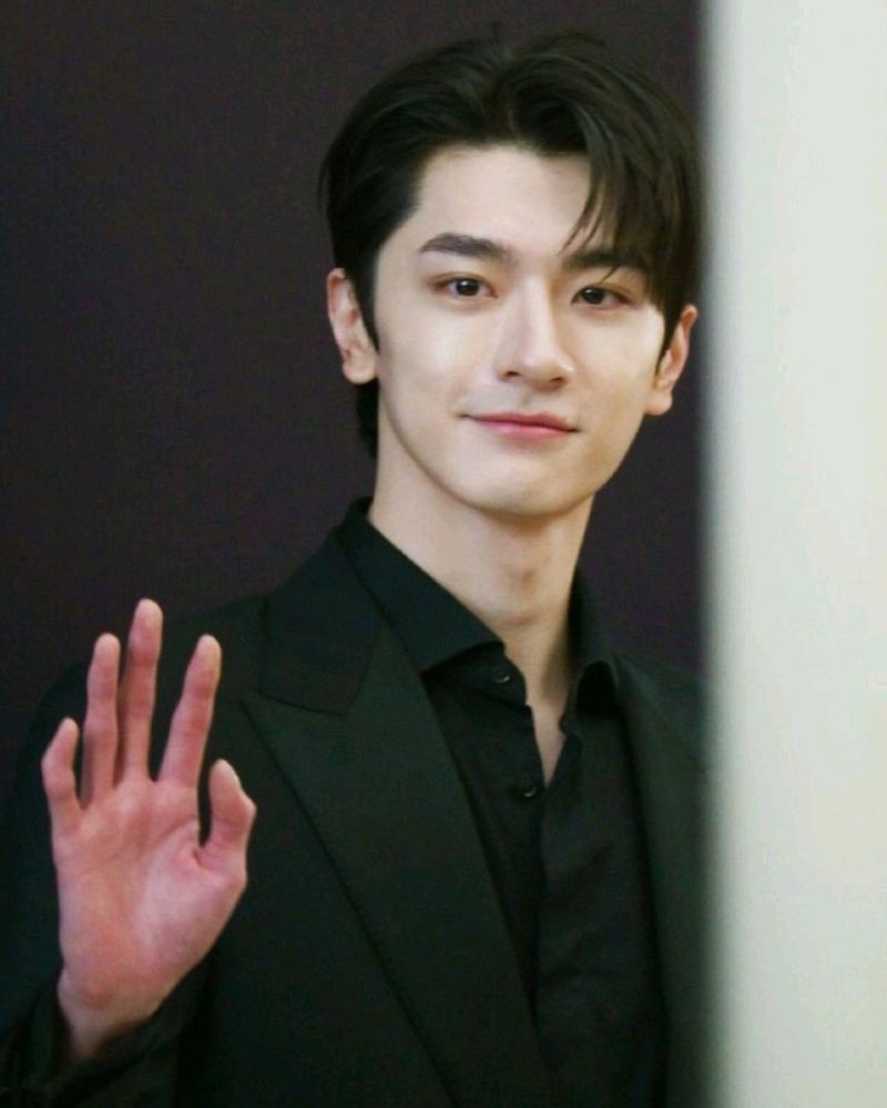 ảnh trai đẹp mặc vest dễ thương