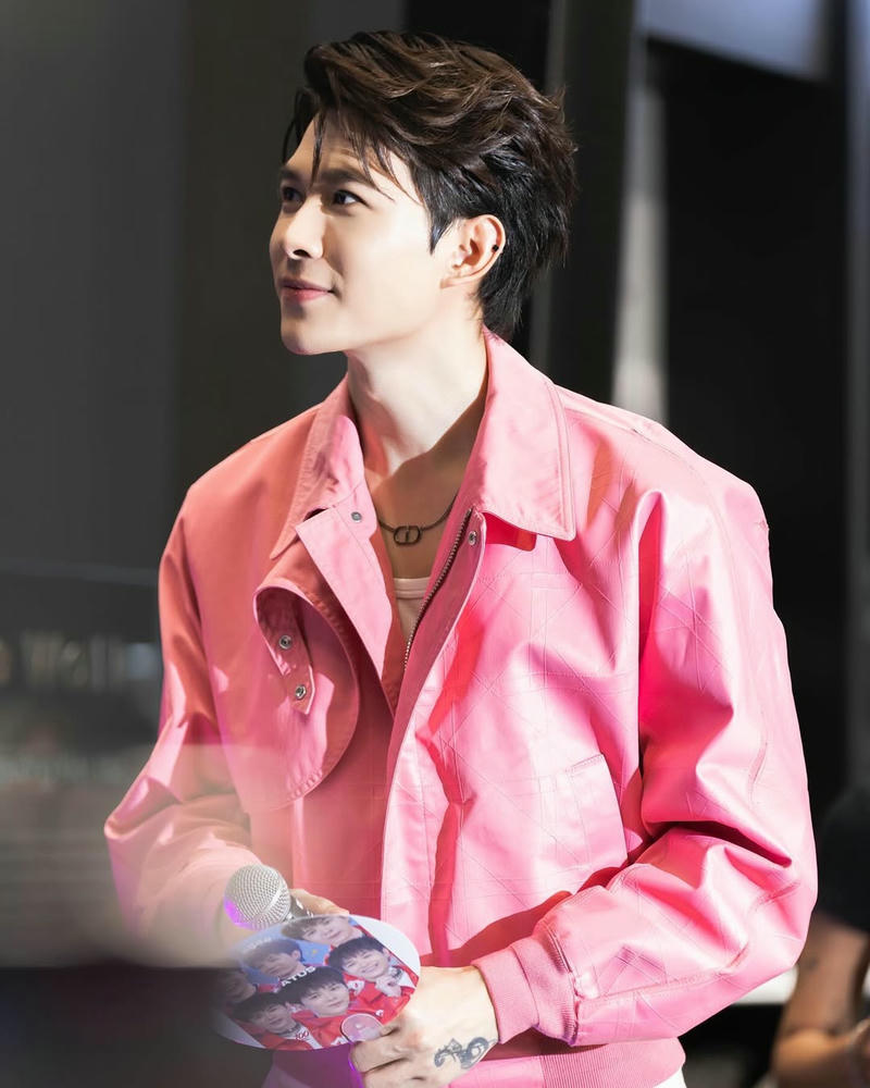 anh tú atus áo hồng