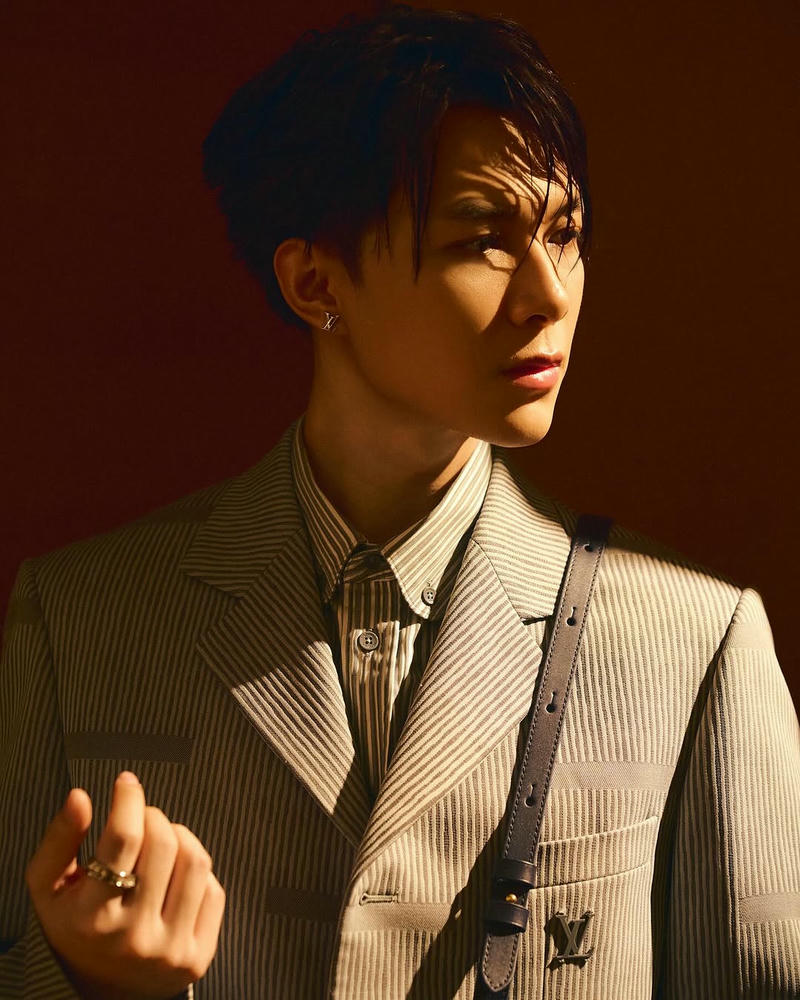 anh tú atus mặc vest