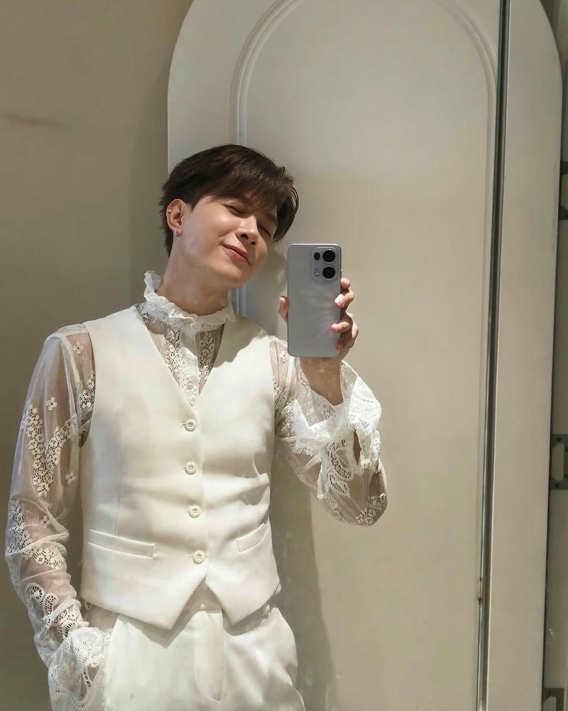 anh tú atus trước gương