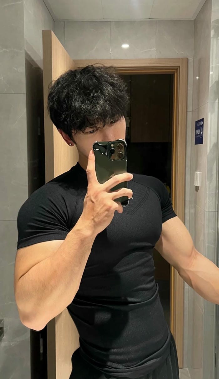 hình ảnh trai cơ bắp che mặt