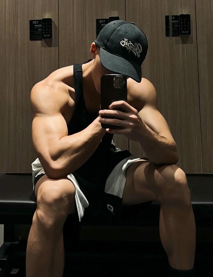 hình ảnh trai đẹp cơ bắp che mặt