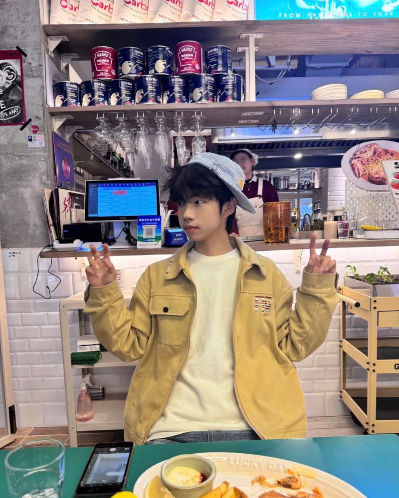 hình ảnh trai đẹp dễ thương ăn