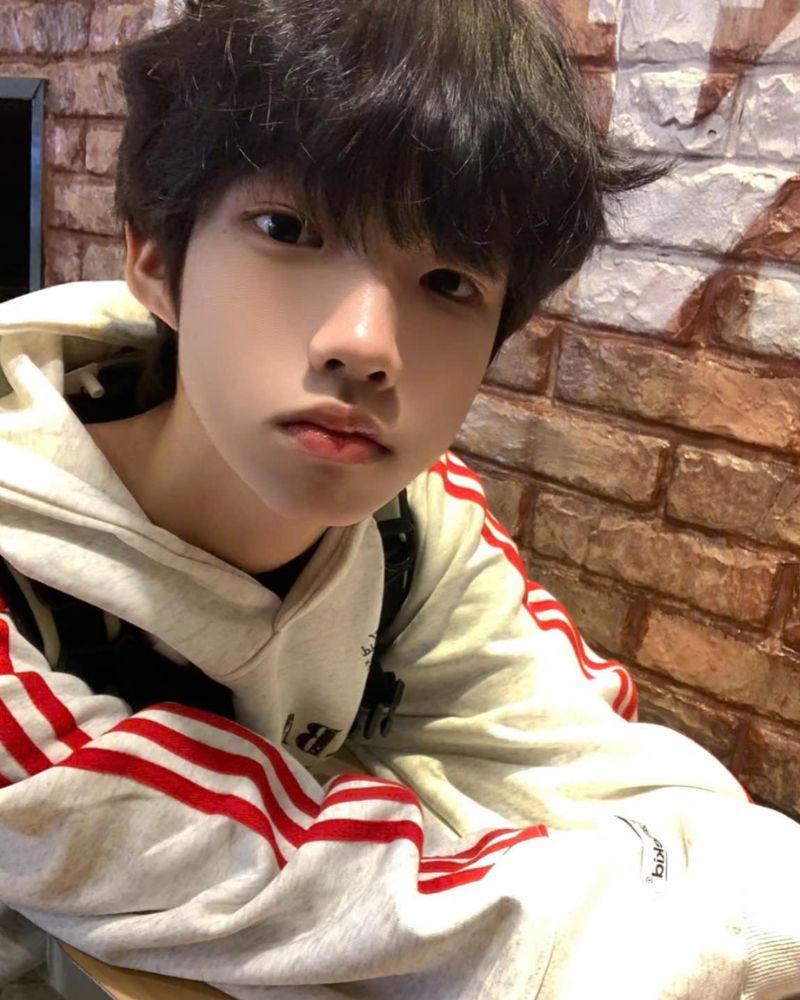 hình ảnh trai đẹp dễ thương che mặt