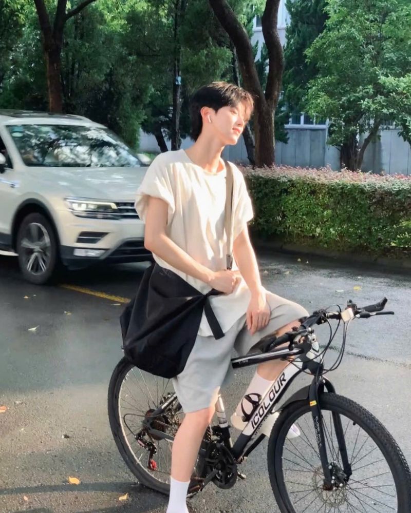 hình ảnh trai đẹp dễ thương đạp xe