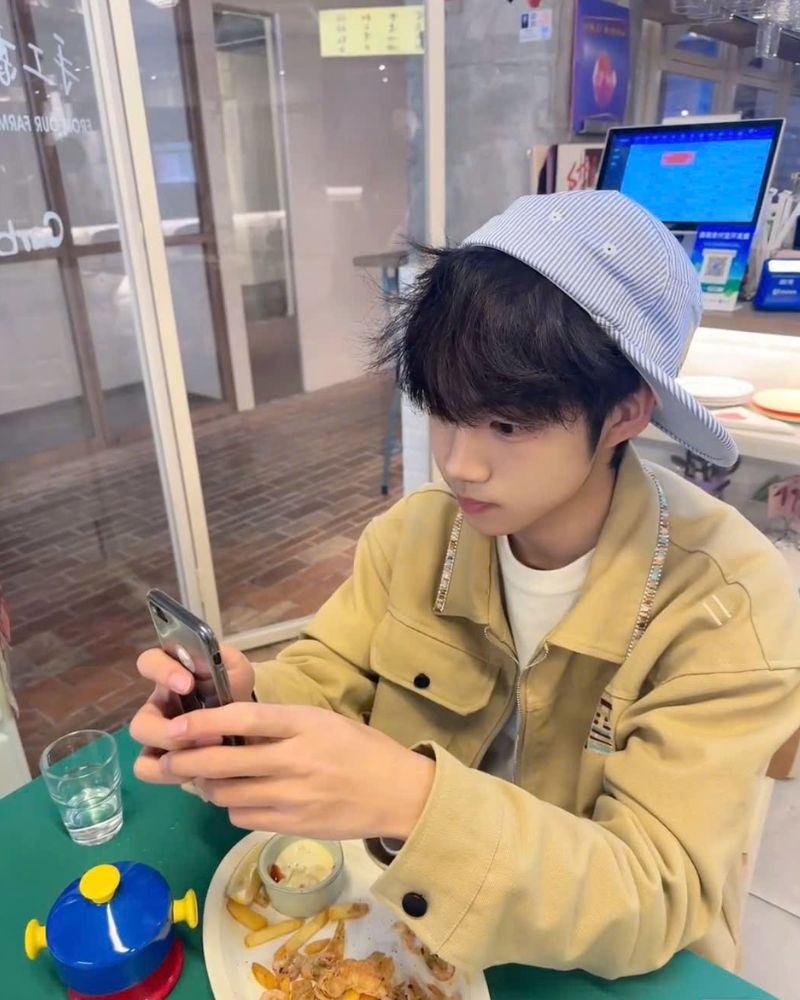 hình ảnh trai đẹp dễ thương mũ len