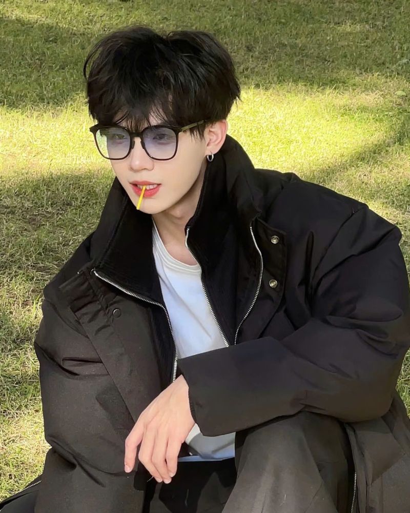 hình ảnh trai đẹp dễ thương ngồi