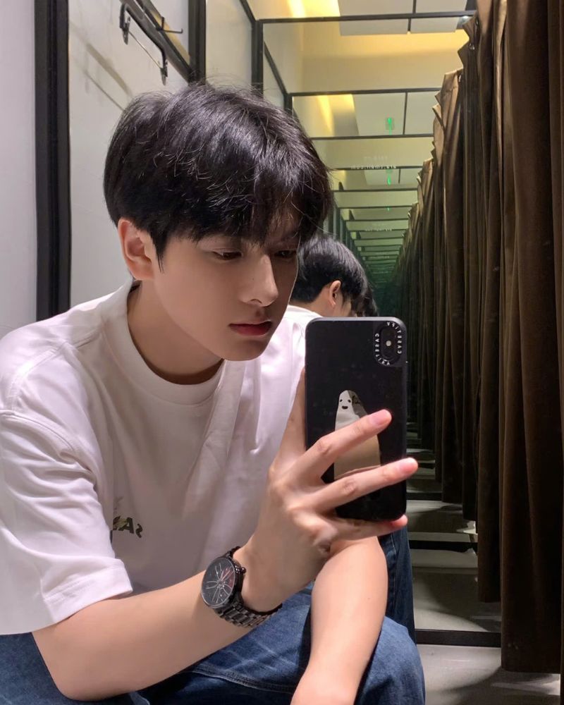 hình ảnh trai đẹp dễ thương trước gương