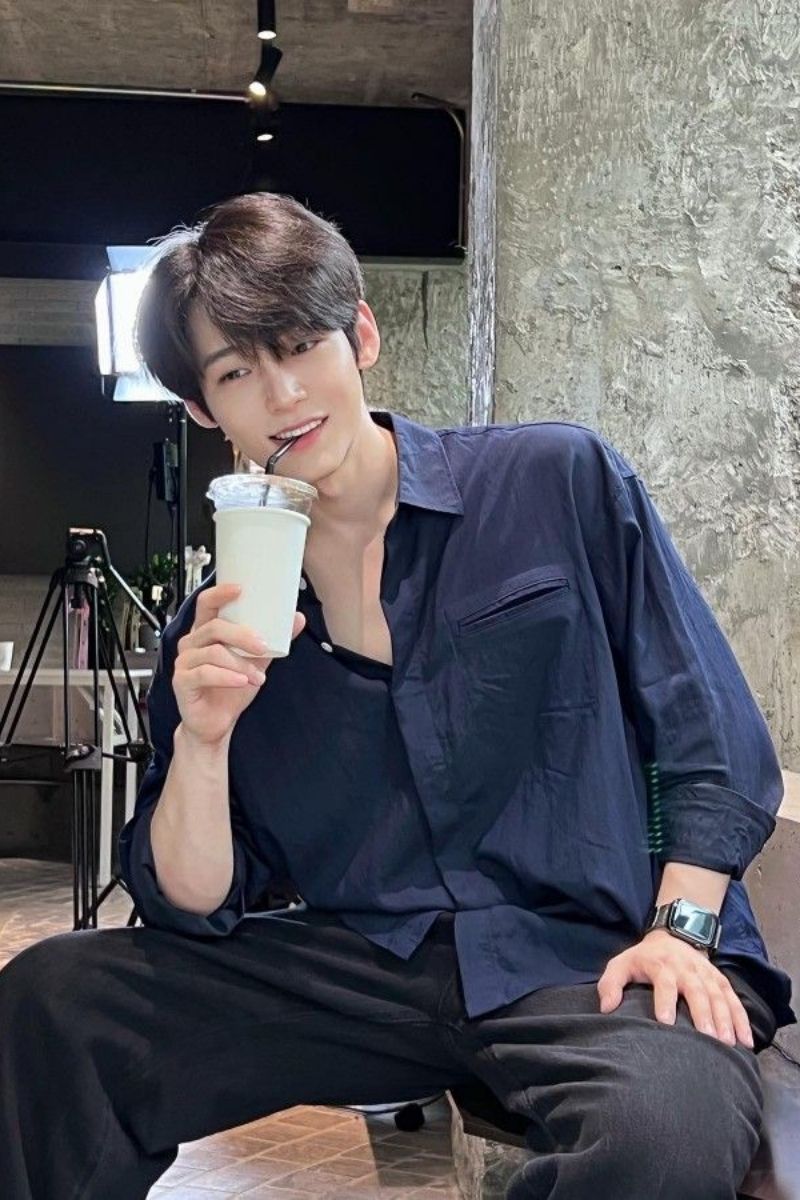 hình ảnh trai đẹp douyin ngồi