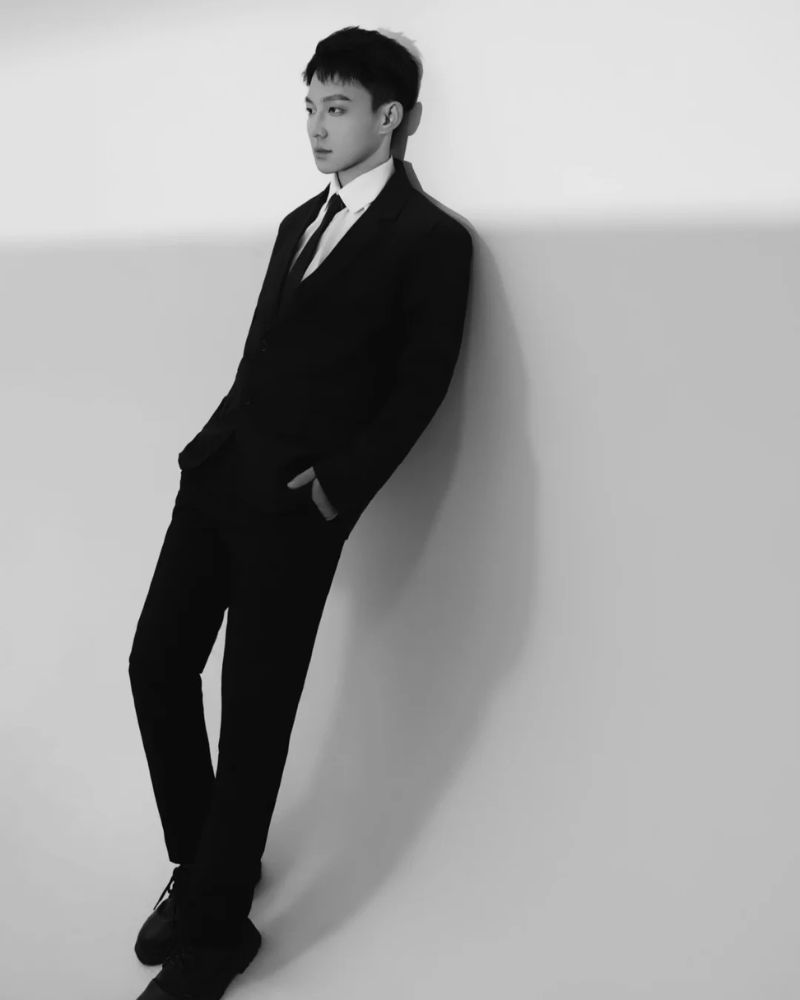 hình ảnh trai đẹp mặc vest buồn