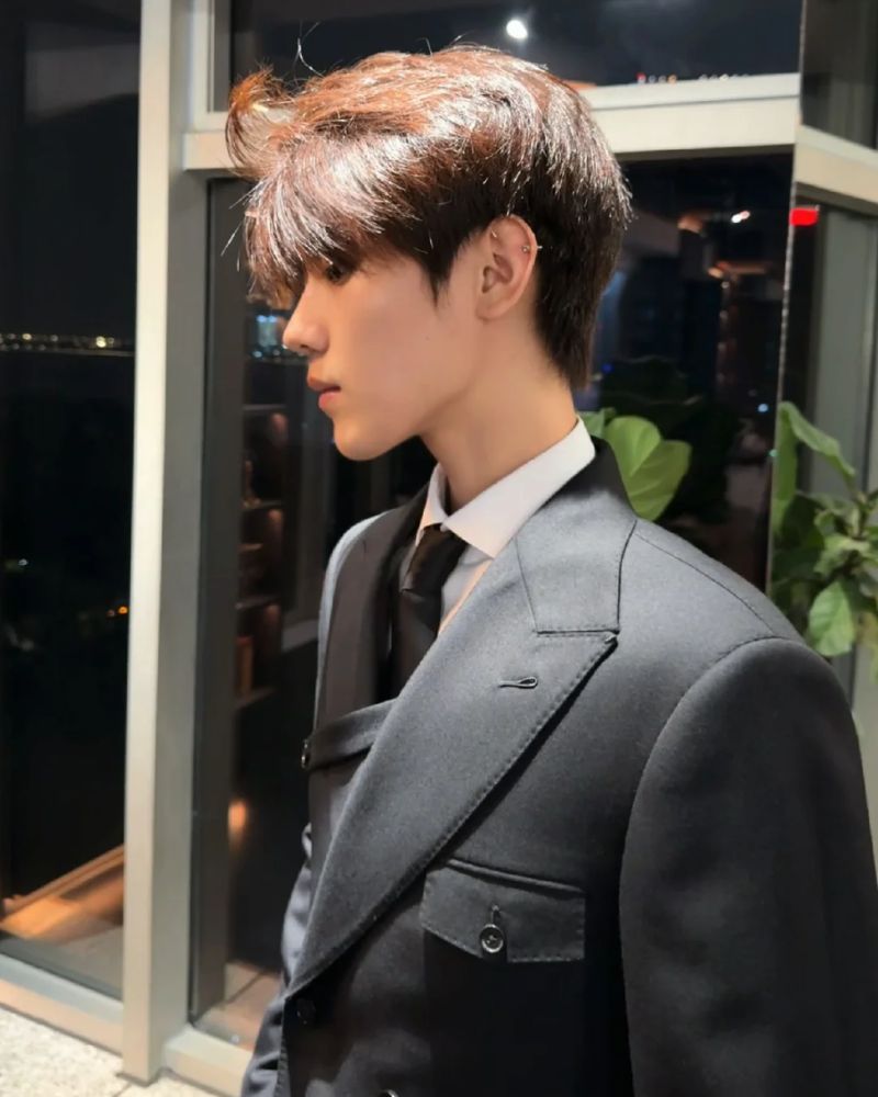 hình ảnh trai đẹp mặc vest chụp nghiêng