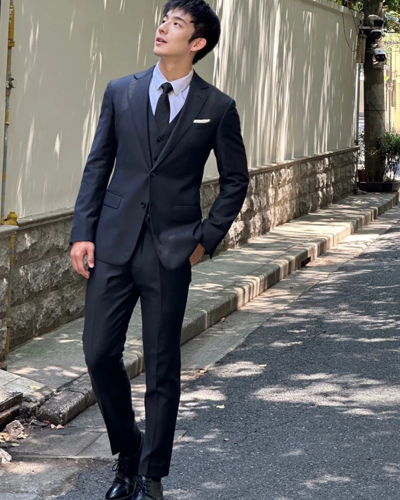 hình ảnh trai đẹp mặc vest đứng