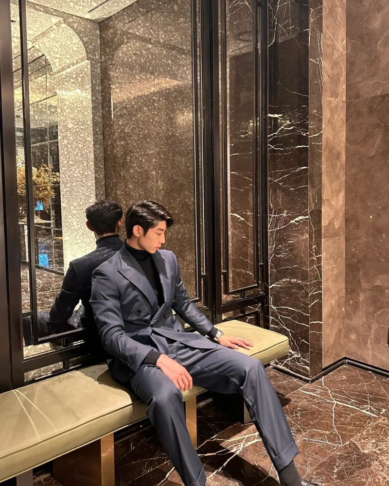 hình ảnh trai đẹp mặc vest ngồi