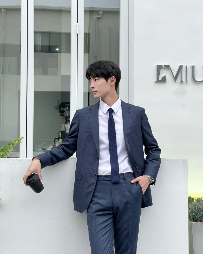 hình ảnh trai đẹp mặc vest quảng cáo