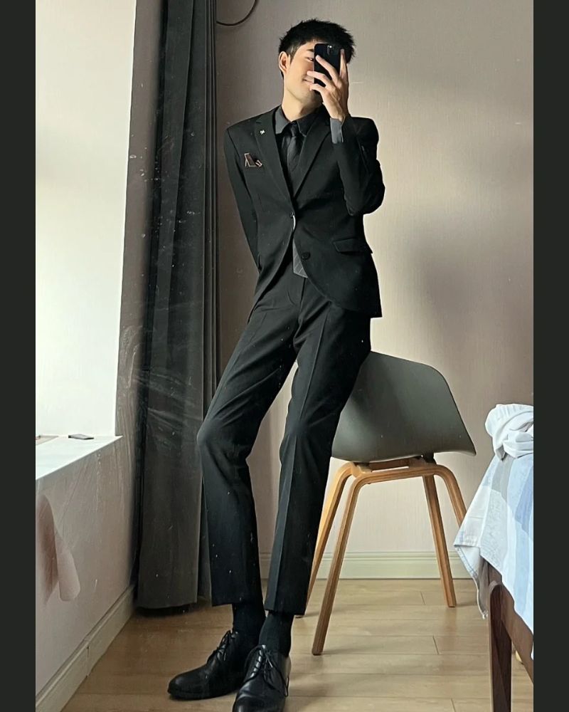 hình ảnh trai đẹp mặc vest trước gương