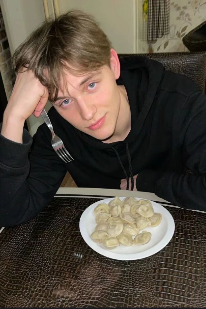 hình ảnh trai tây ăn