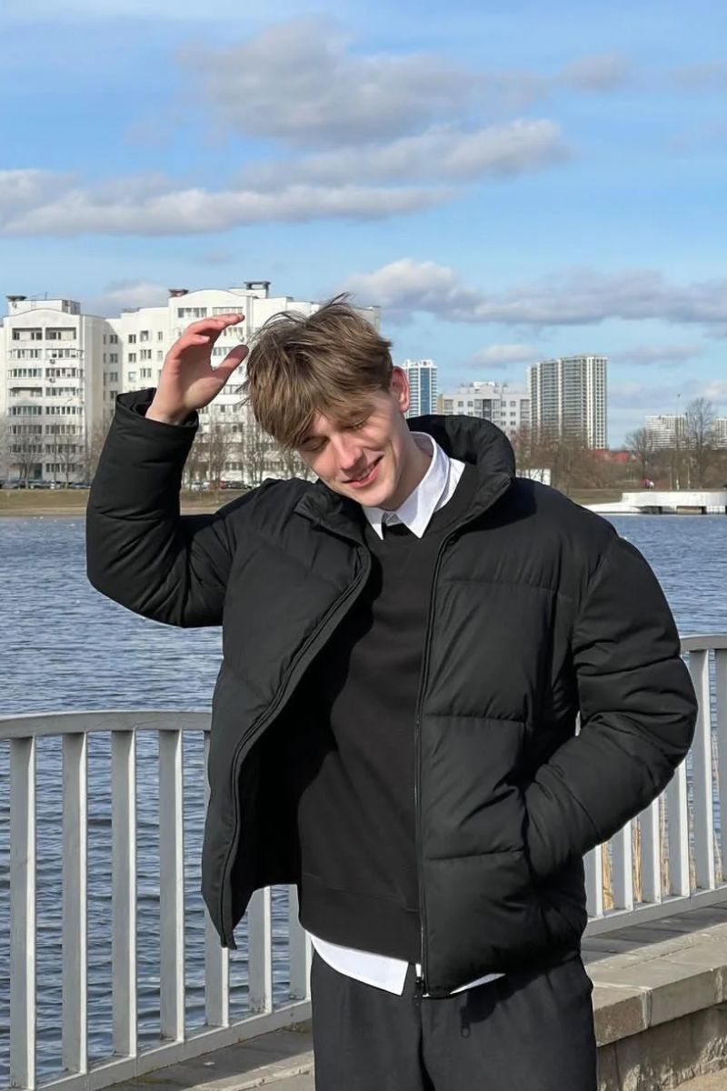 hình ảnh trai tây bên hồ