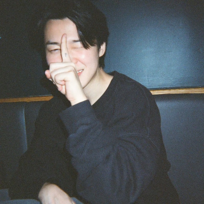 hình jimin trắng đen