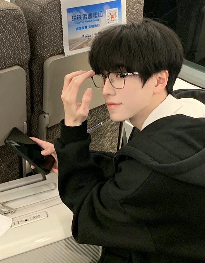 hình trai đeo kính cực đẹp