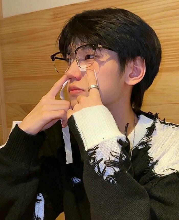 hình trai đeo kính cut