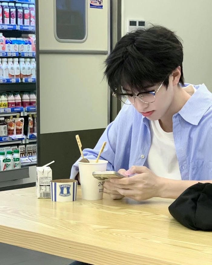 hinh trai đeo kinh đep