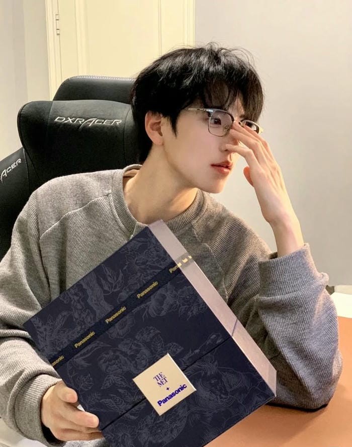 hình trai đeo kính đep