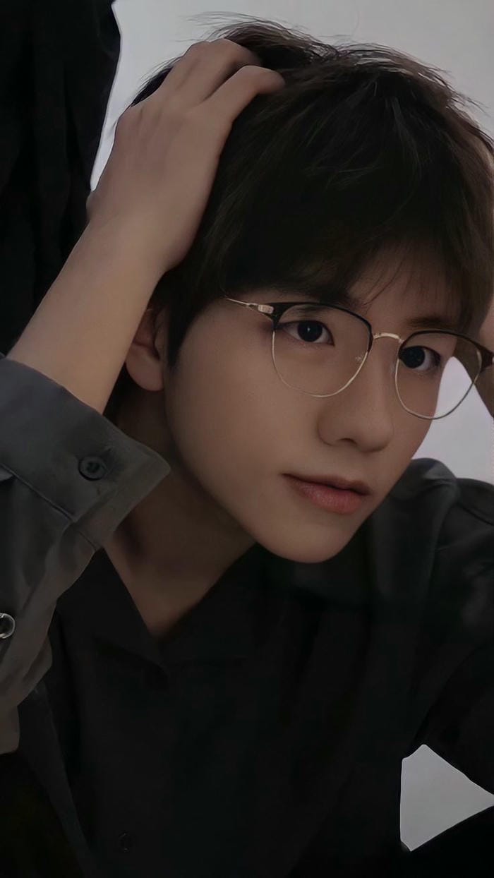 hình trai đeo kính siêu đẹp