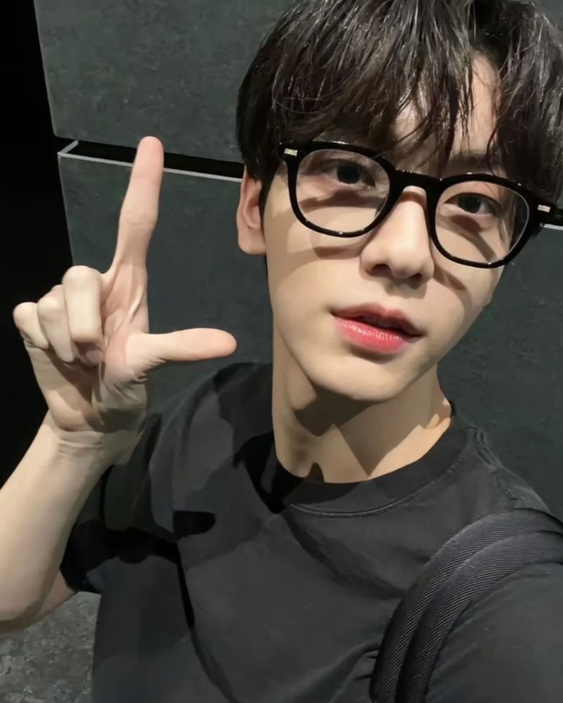 hình trai đẹp đeo kính