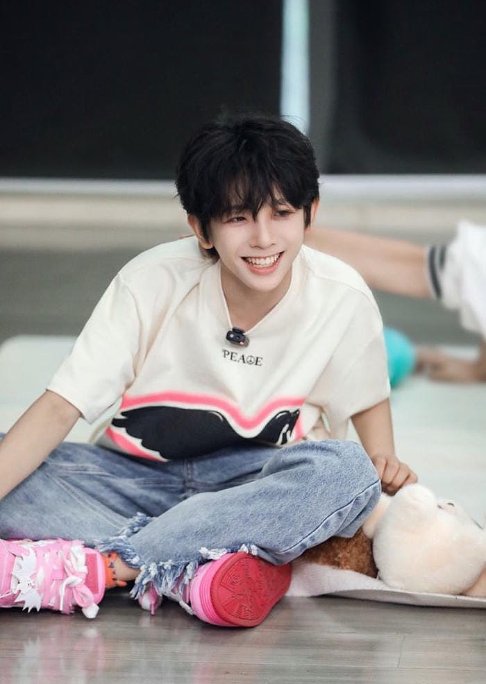 trai đẹp 14 tuổi tươi cười