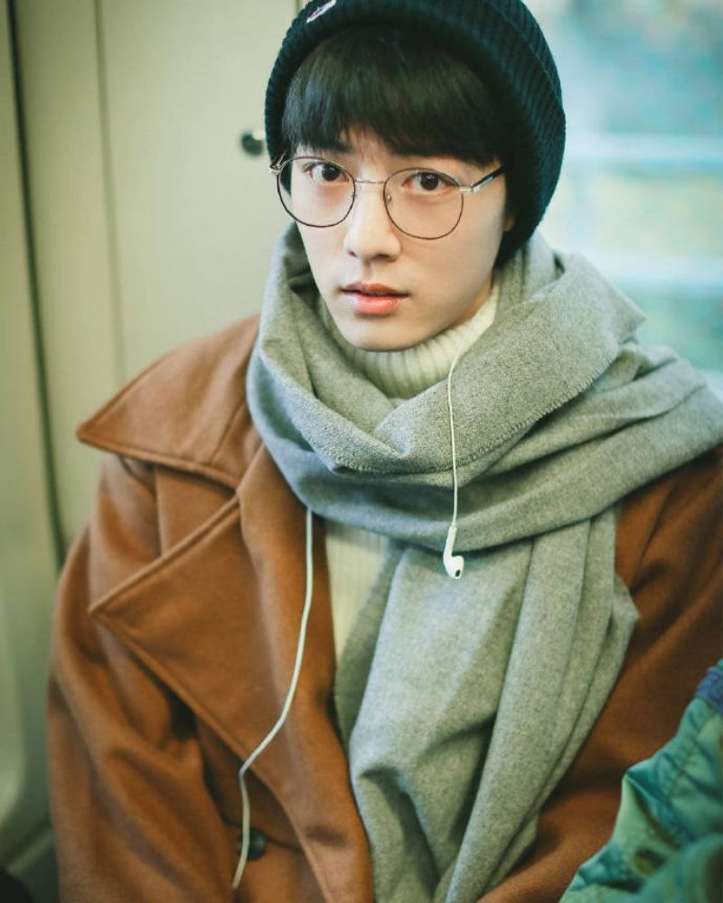 trai đẹp đeo kính che mặt