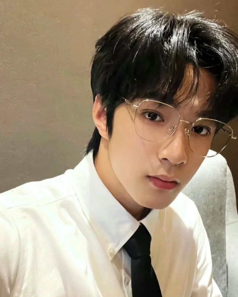 trai đẹp đeo kính nửa gọng