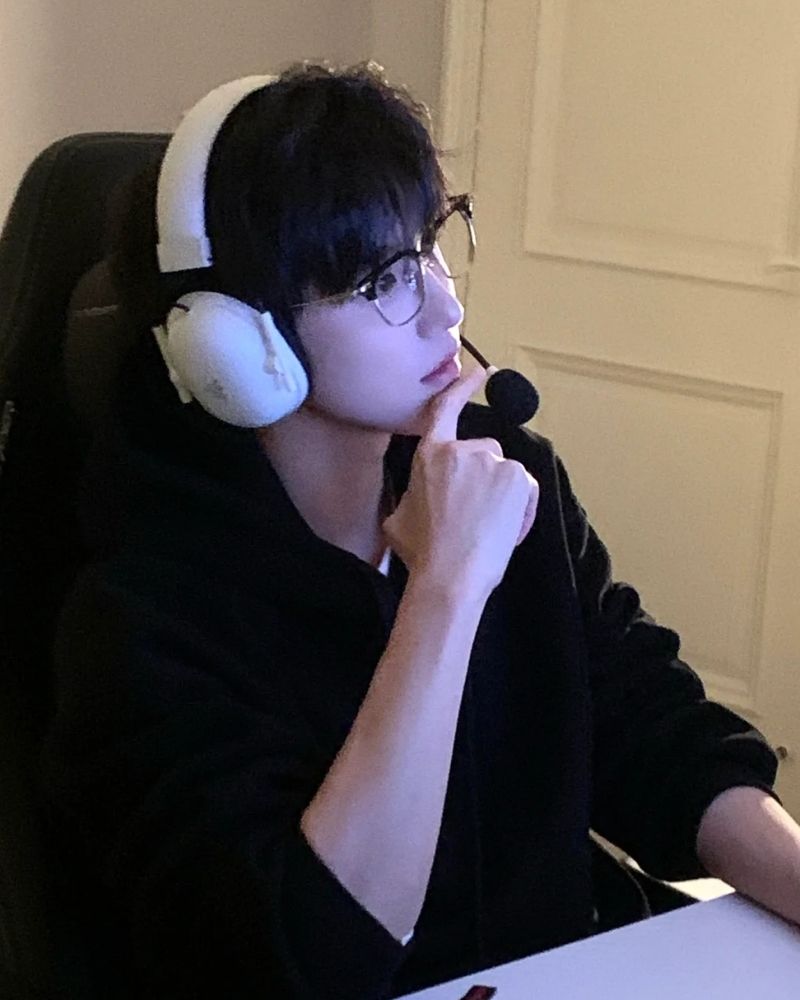 trai đẹp đeo kính và khẩu trang