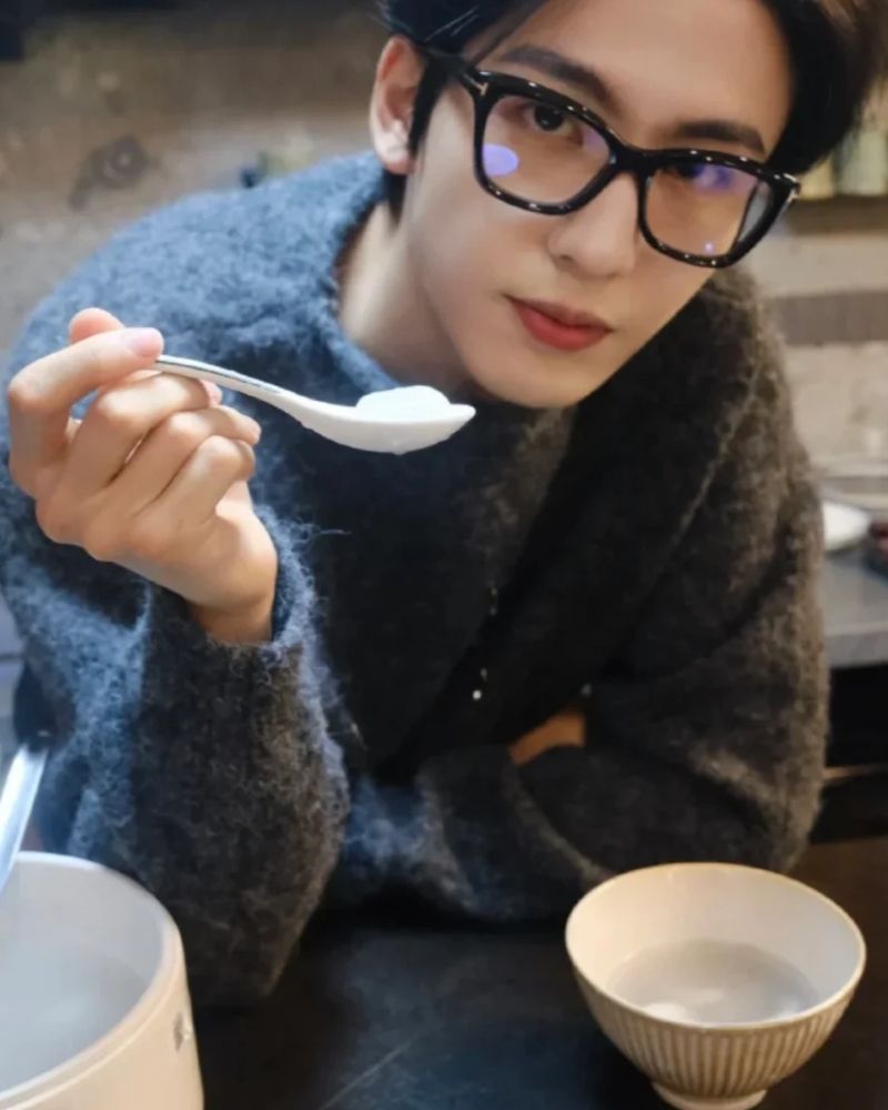 trai đẹp đeo mắt kính đen