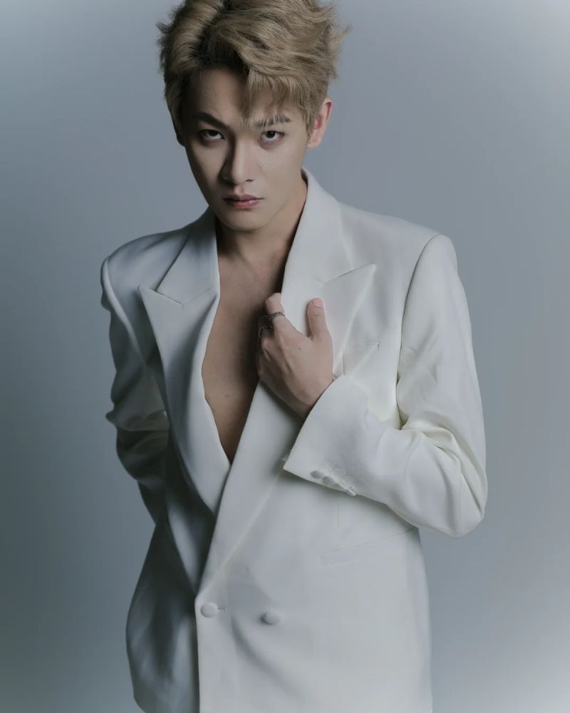 trai đẹp trung quốc mặc vest buồn