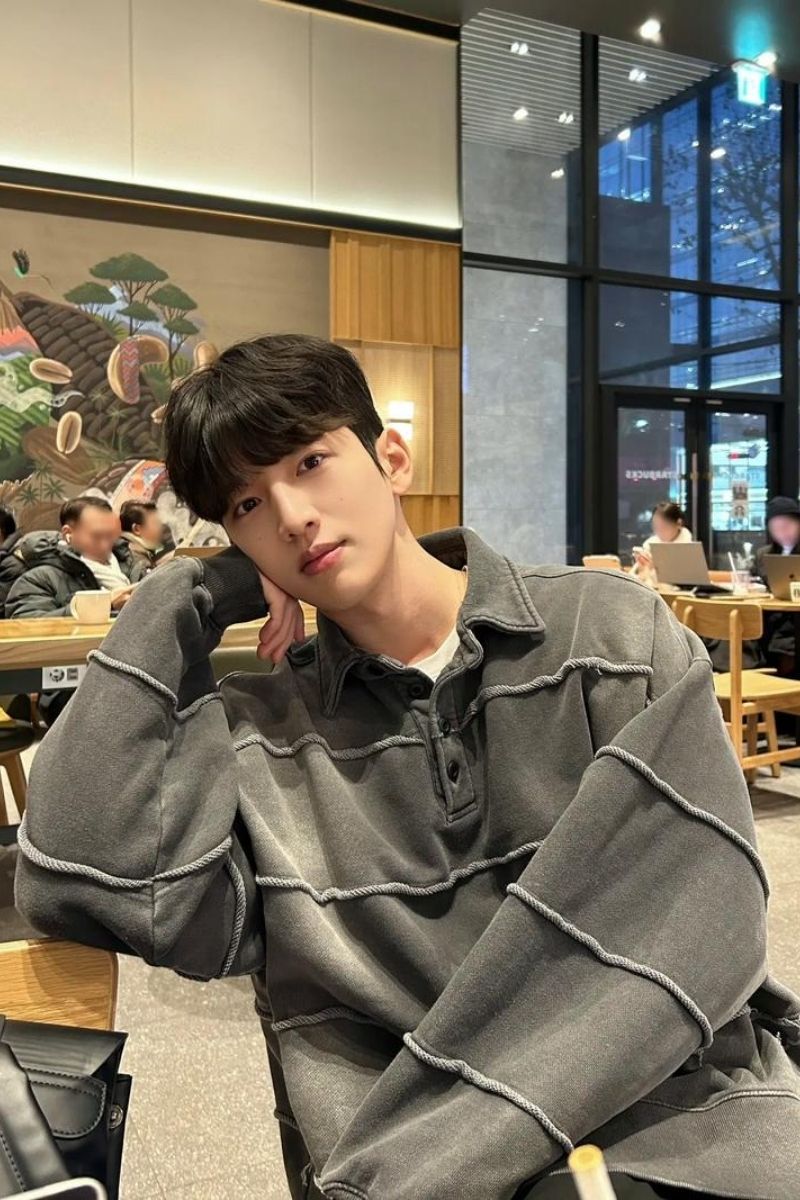 trai hàn quốc mắt 1 mí ngồi