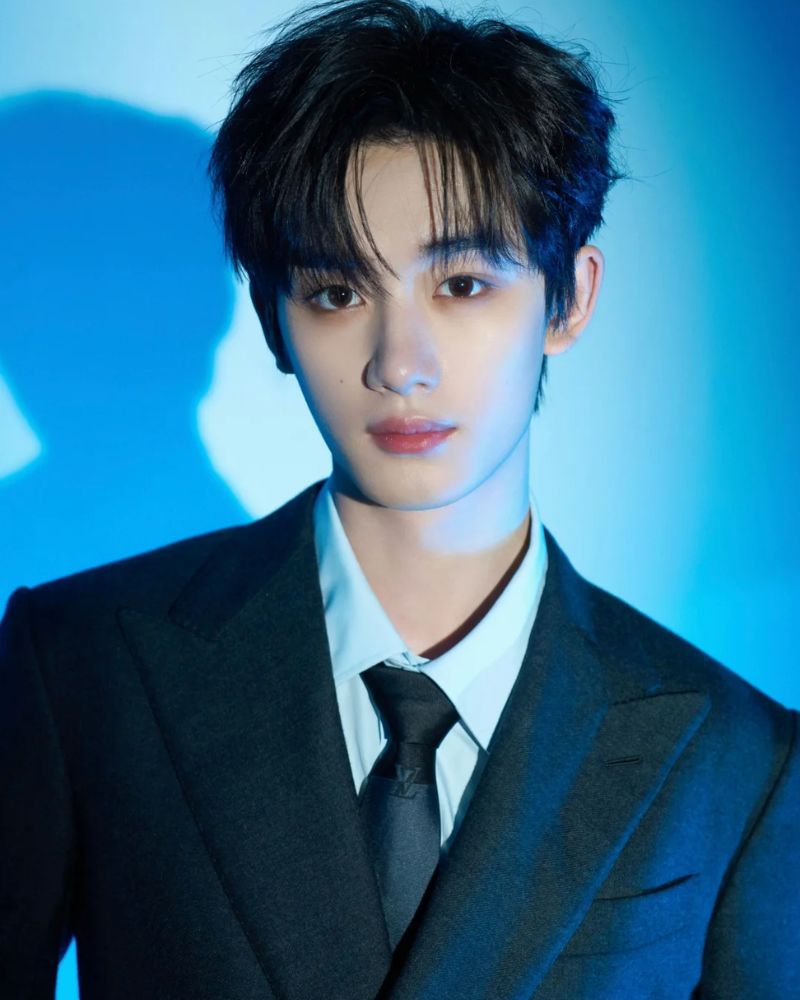 trai mặc vest cận