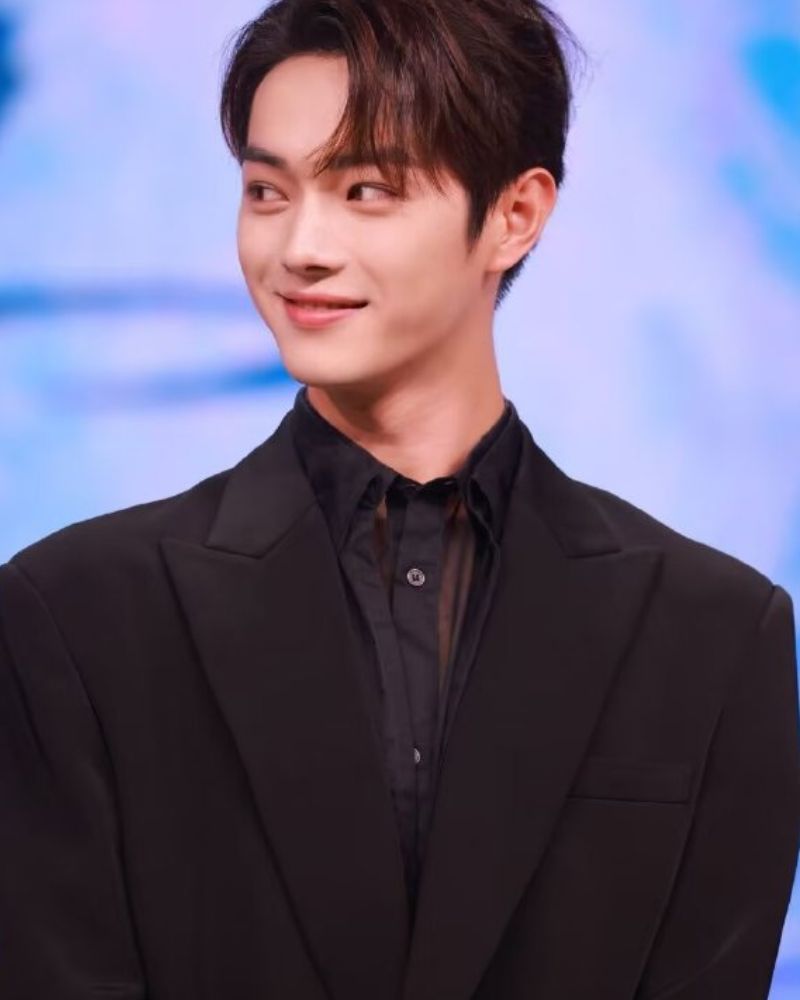 trai mặc vest cười