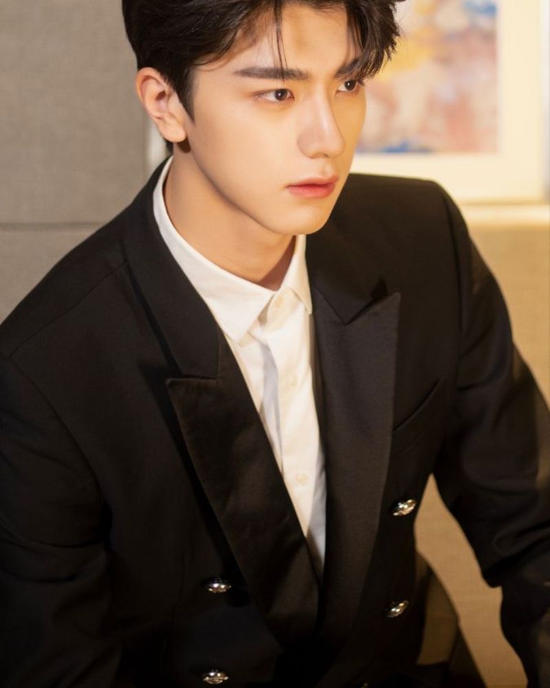 trai mặc vest cuốn