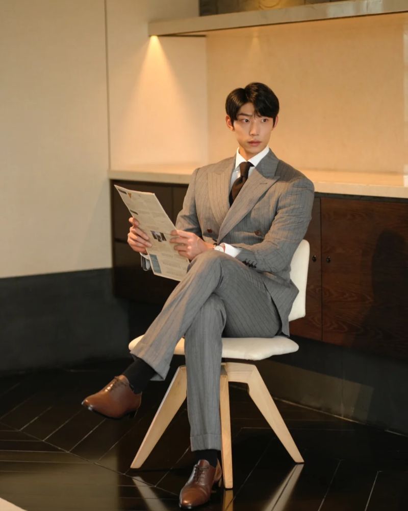 trai mặc vest đọc sách