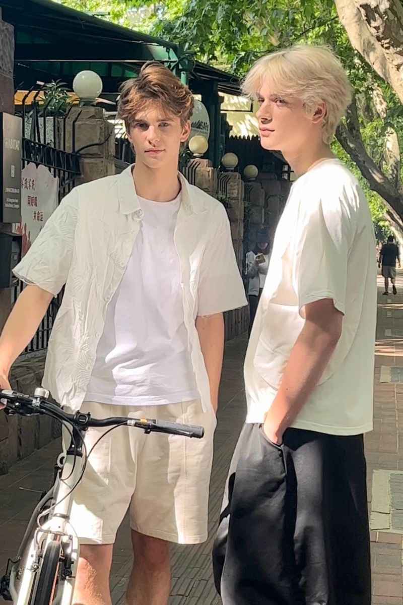 trai tây tóc vàng mắt xanh