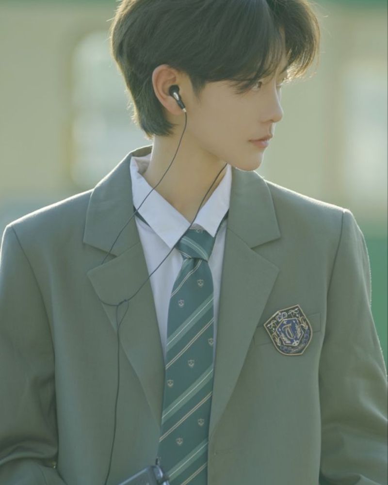 trai trung mặc vest