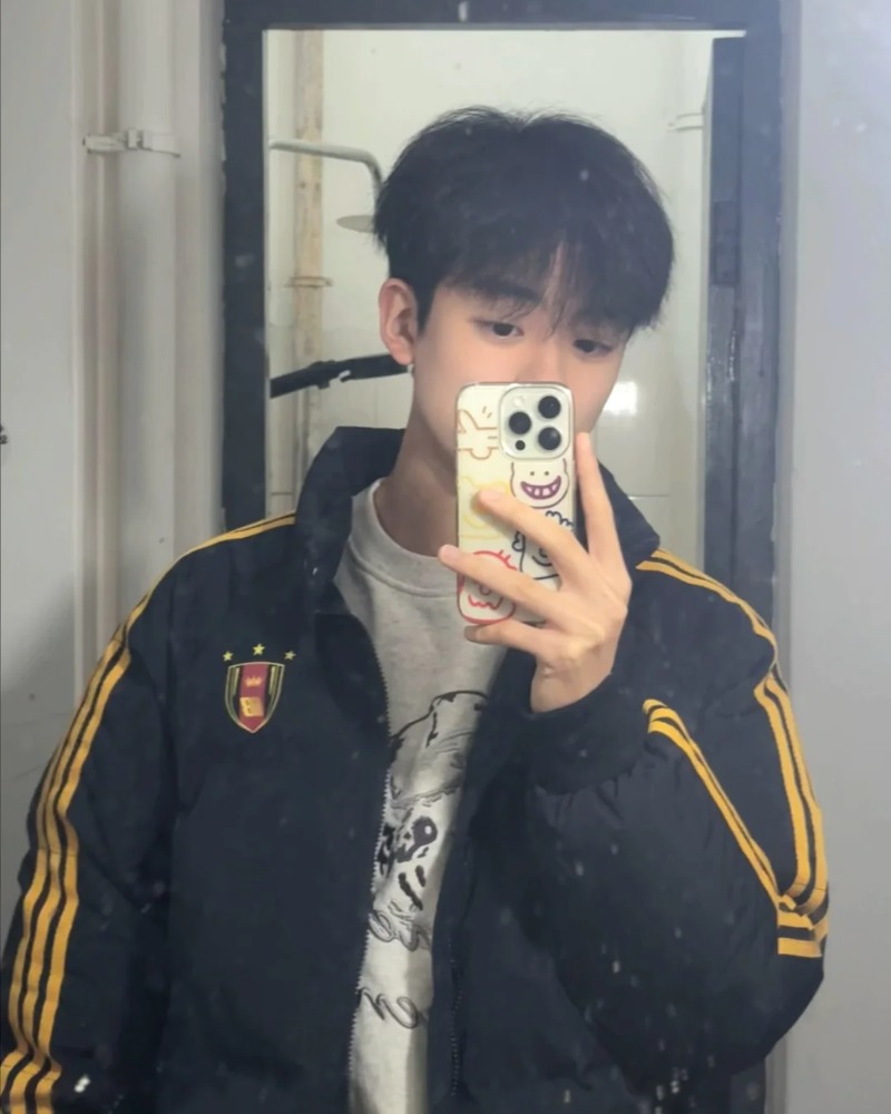 trai trung quốc trước gương